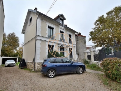 Maison à vendre 8 pièces de 153 m² à Saint-Maur-des-Fossés